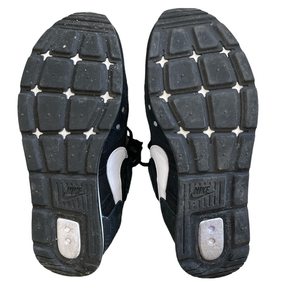 Nike Venture Runner - Men’s size 7, Women’s size 8.5 - Picture 6 of 6